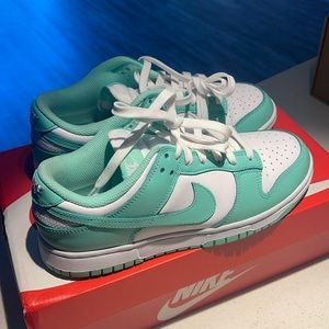 W Nike dunk low {size u 8} in women’s